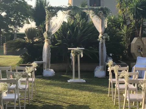  Altar de boda decorado con flores y tull
