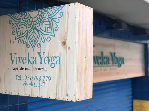  Rotulo Viveka centro de Yoga en madera y letra corpórea
